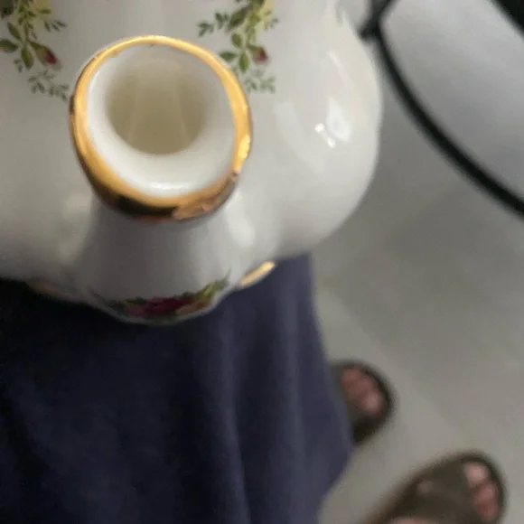 Royal Albert Tea Pot - Picture 7 of 11